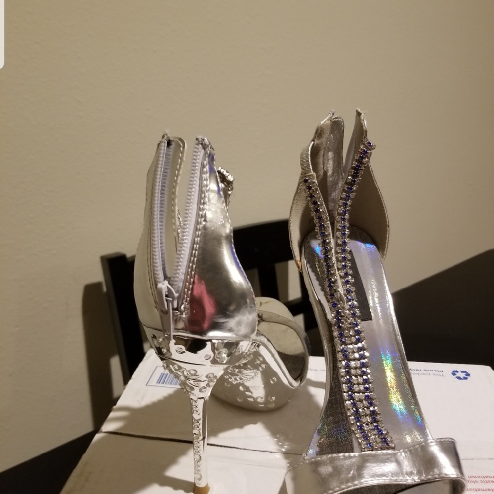 Silver Heels - Picture 3 of 3
